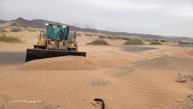 إزاحة الرمال ومخلفات السيول لطريق عتق - بيحان.