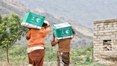 مركز الملك سلمان للإغاثة يوزع 320 سلة غذائية لمتضرري الأمطار والسيول في مديرية مقبنة بمحافظة تعز