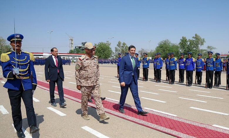 رئيس مجلس الوزراء يزور كلية الطيران والدفاع الجوي بمحافظة مأرب