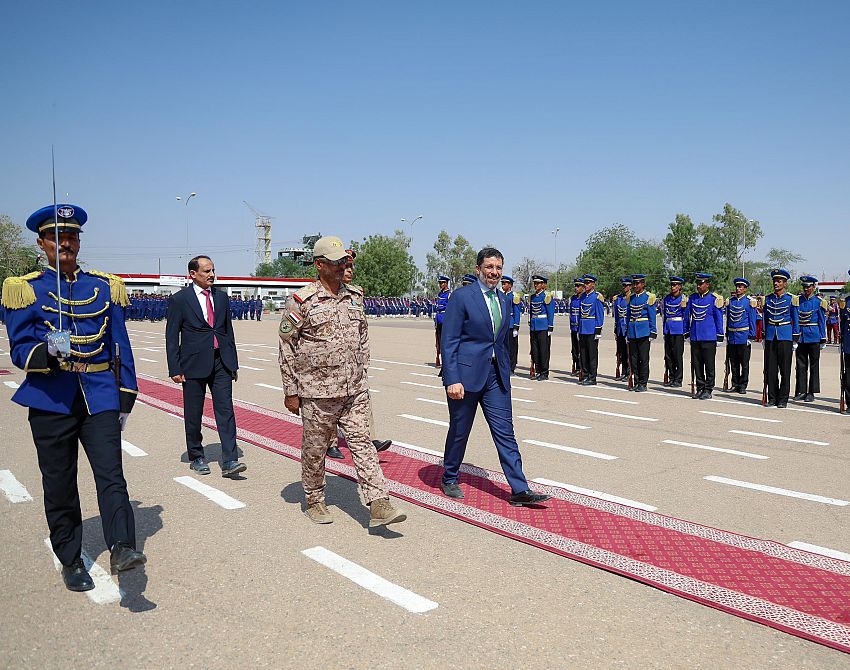 رئيس مجلس الوزراء يزور كلية الطيران والدفاع الجوي بمحافظة مأرب