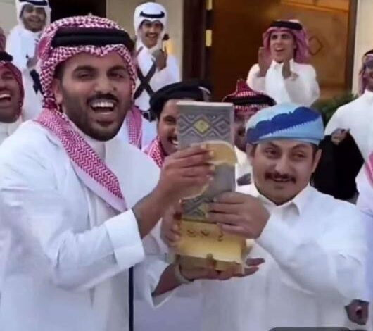 مشهور-سعودي-يكرم-عاملًا-يمنيًا-بمنحه-جائزة-مزايين-الإبل.-قصة-إنسانية-تثير-مواقع-التواصل