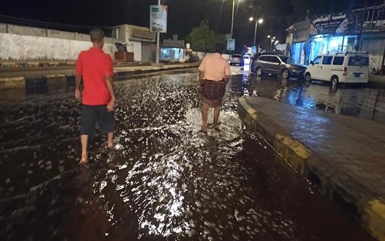 السلطة المحلية بمديرية خور مكسر تواصل مجابهة آثار المنخفض الجوي