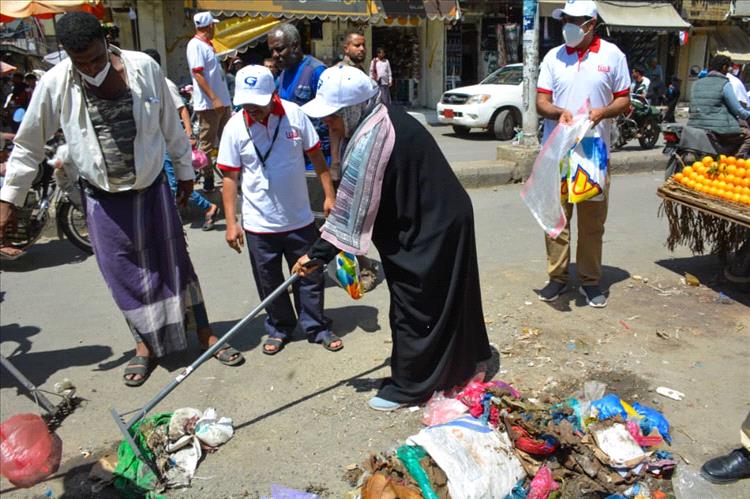 بإشراف الصندوق.. حملة يوم العطاء تنظف شارع التحرير الأعلى بتعز