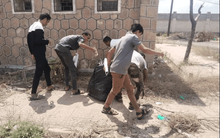 طلاب كلية ردفان الجامعية تنظم حملة نظافة لمساحات الكلية