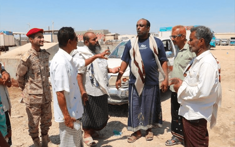 مدير عام مركز الإنزال السمكي ومدير ميناء الشحر يدشنان أعمال تنظيف حوض الإنزال السمكي