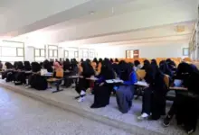 الحوثي-يغرق-طالبات-الجامعة-في-بحر-القيود:-من-الصنادل-إلى-الأحلام