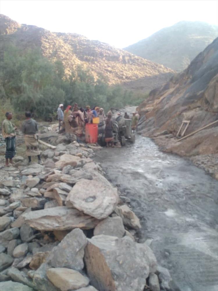 بجهود ذاتية وتفأعل أهل الخير.. رصف ما يقارب واحد كيلو في طريق جيشان