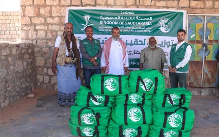 حضرموت.. مدير عام زمخ ومنوخ يدشن توزيع "الحقيبة الشتوية" بتمويل مركز الملك سلمان للإغاثة