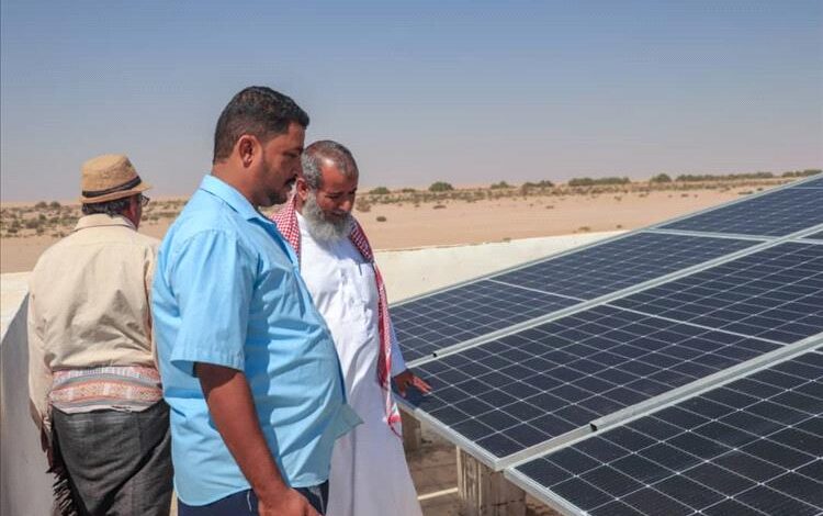 مدير عام زمخ ومنوخ يطلق مشروع تزويد مدارس التعليم الأساسي والمركز الصحي بالطاقة الشمسية