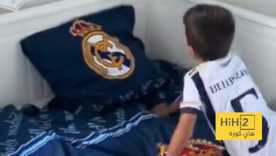 انبهار طفلين بتزيين الغرفة بأعلام ريال مدريد.. فيديو