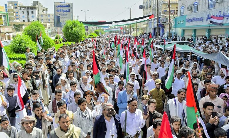 وقفة جماهيرية في مأرب تندد باستمرار جرائم الاحتلال في غزة وتدعو لتحرك دولي لوقفها